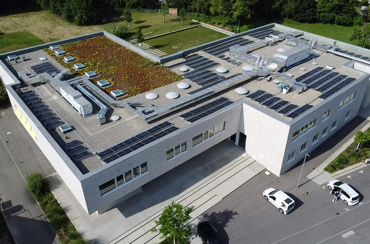 Photovoltaik Anlage auf dem Dach der Grundschule Altingen