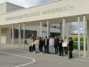 Symbolischen Scheckübergabe auf dem Pausenhof der GMS Ammerbuch für das Projekt „BerEB“