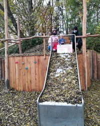 Symbolische Scheckübergabe für den neuen Spielplatz Wiesenweg in Ammerbuch-Altingen