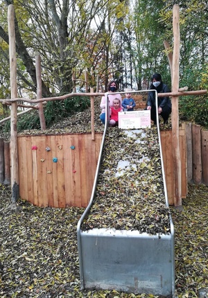 Symbolische Scheckübergabe für den neuen Spielplatz Wiesenweg in Ammerbuch-Altingen